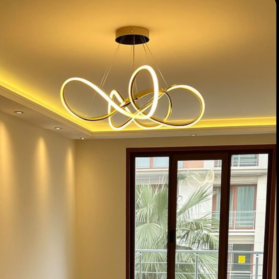Lámpara decorativa de lujo instalada